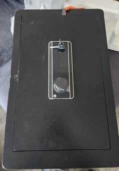 Velký trezor s elektronickým zámkem – výška 62 cm