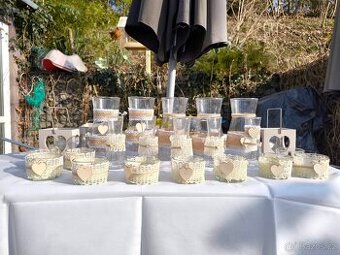 Dekorace na svatbu, světýlka, vázy, svícny