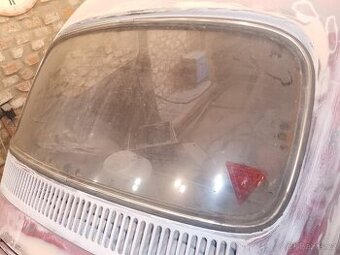 Zadní okno s patinou vw brouk