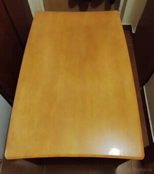 Dřevěný dlouhý konferenční stůl