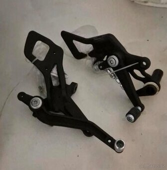 Přepákování / stupačky KTM Duke 690 R