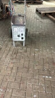 Prodám nabíječku na auto