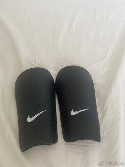 Nike chrániče na fotbal velikost M