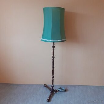 retro stojací dřevěná lampa