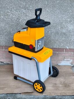 Prodám elektrický Válcový drtič Riwall PRO -2800 W.