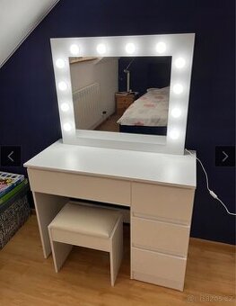 Toaletní stolek se zrcadlem a osvětlením + taburet