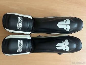Chrániče holení a nártů zn. Fighter