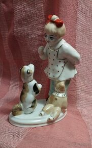 Stará porcelánová soška.