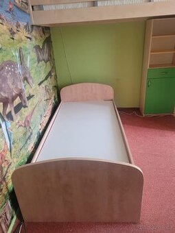 Postel s úložným prostorem