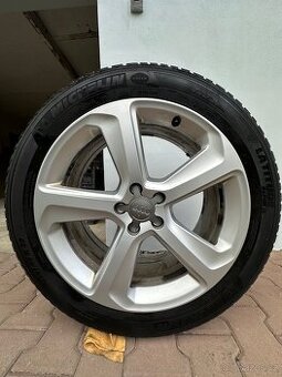 Alu kola se zimní pneu 255/45 R 20 na Audi Q5