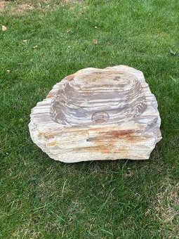 Umyvadlo ze zkamenělého dřeva