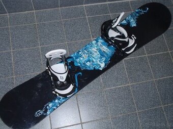 PĚKNÝ SNOWBOARD BURTON BULLET 157 CM+BURTON VÁZÁNÍ