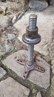 Silný trapézový šroub (na lis?)