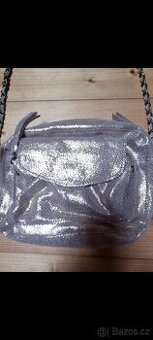 Zlatá kožená crossbody kabelka  PIECES