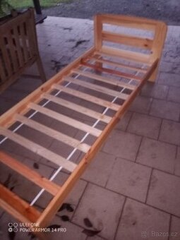 Dřevěná postel