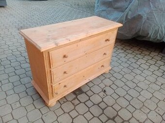 Dřevěná komoda