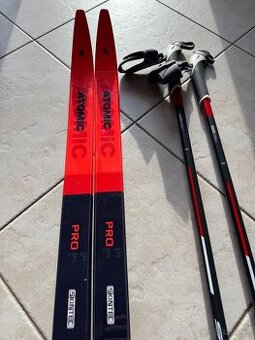 Dětské/JR klas. běžky Atomic Pro C2 Skintec 140cm+hole SWIX