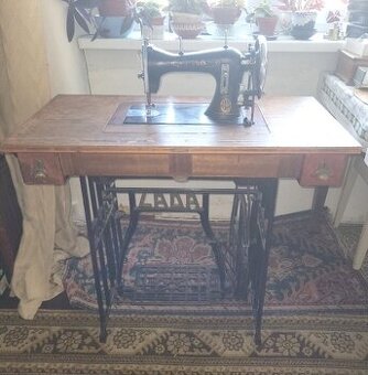 Starožitný šicí stroj Lada. funkční