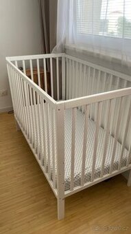Prodám bílou dětskou postýlku z masivu + zdravotní matraci Z