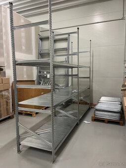 Kovový regál o délce 270 cm, výška 240 cm, hloubka polic 70
