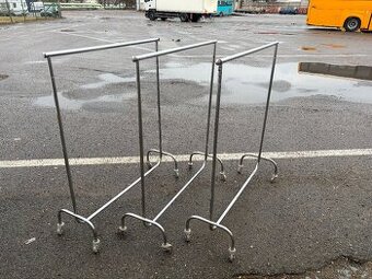 Chromovaný stojan na oblečení,funkcionalismus ,věšák