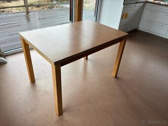 Jídelní stůl