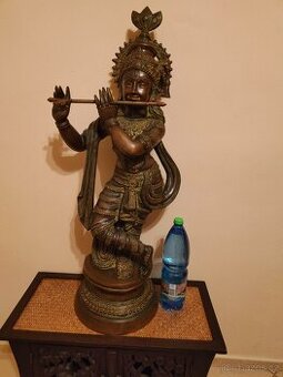 Veľká, ohromujúca socha pána Krišnu zeleno hnedá