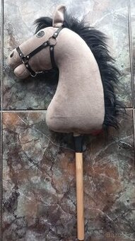Hobby Horse Larden s černou ohlávkou, velikost M