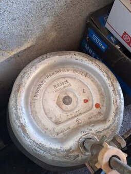 Starý hliníkový pivní sud