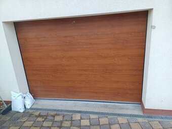 Garážová sekční vrata