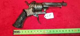 Starožitný revolver  zdobený - 1