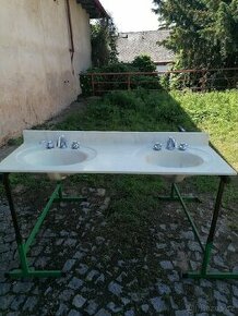 Dvou umyvadlo uměli mramor