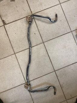 R4 sedan zadní stabík