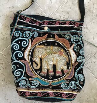 ručně vyšívaný vak přes rameno, motiv slon