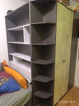 Rohová šatní skříň