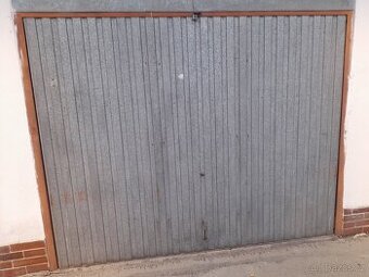 Prodám starší, vyklápěcí, garážová vrata