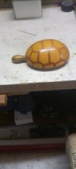 Stará hračka želva na setrvačník