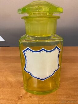 Sběratel nabízí staré lékárenské dózy