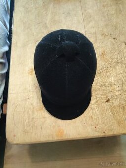 Jezdecká sametová přilba