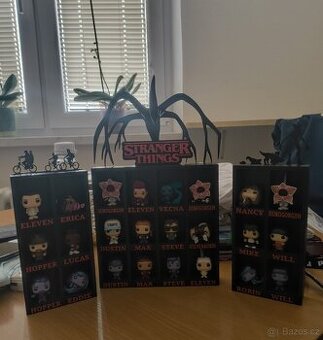 Figurky a stojánek Stranger Things