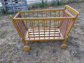 STAROŽITNÁ DĚTSKÁ POSTÝLKA