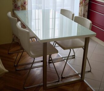 Jídelní stůl 75x150 cm a židle (4x)