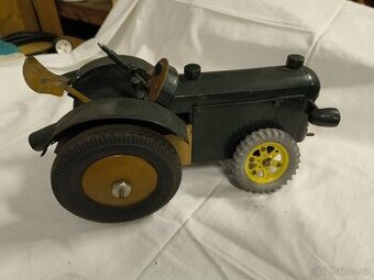 Starý model traktoru Zetor 25