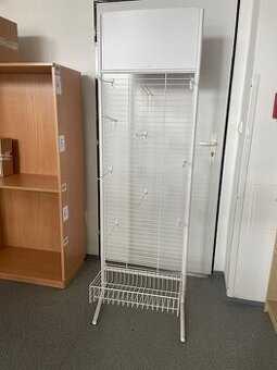 Drátěný kovový stojan s košíkem