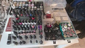 Gel laky, base, led lampy na nehty, zdobení a další