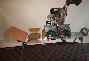 Pokosová tesařská pila Bosch GCM 10 SD včetně stolu..