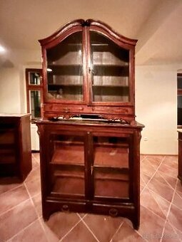 Starožitná vitrína / kredenc