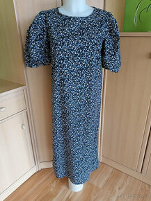 černé šaty s drobnými, barevnými kvítky, zn.Vila