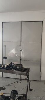 Plechové dveře vrata dvoukřídlé s futrami