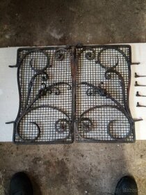 Kovaná dvířka ke krbu a rošt